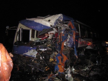 Chiếc xe khách bị biến dạng sau vụ tai nạn